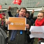 Martin Jefflén and Janina Mackiewicz from Eurocadres at the action outside Berlaymont.