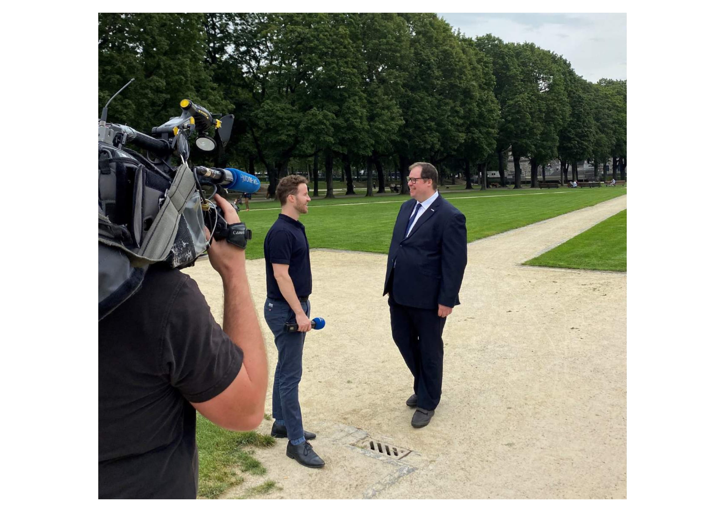 Eurocadres President Martin Jefflén speaking with Euronews reporter Christopher Pitchers